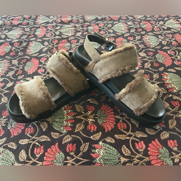 Aerosoles Fur Sandal. Size 8 - Picture 3 of 4